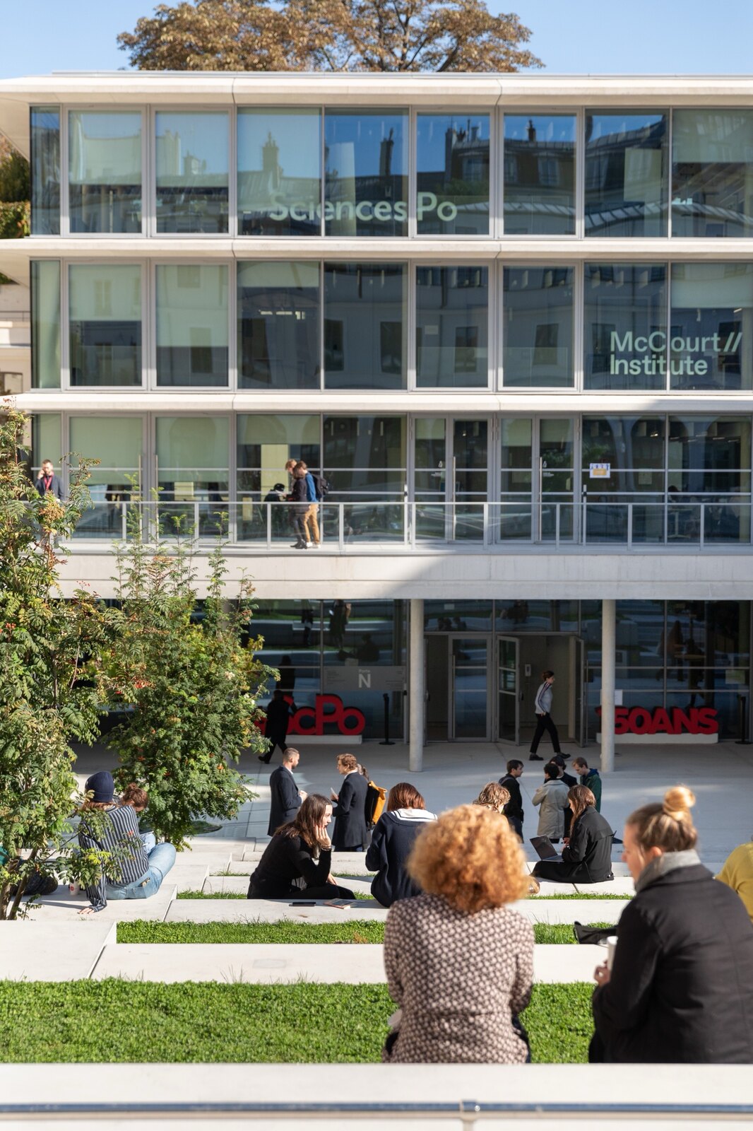 Étudiants sur le campus de Sciences Po